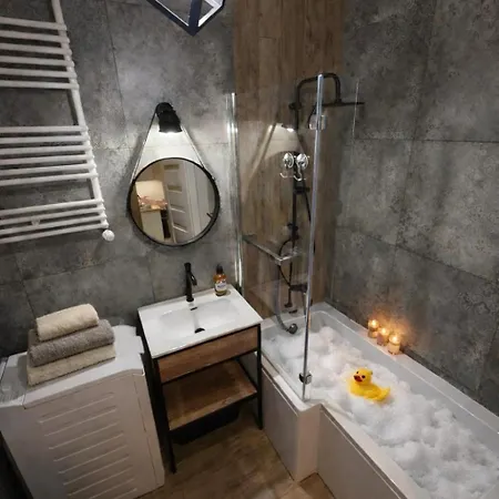 Stylish Riverside Apartment *